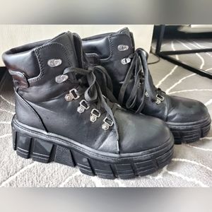 Stradivarius black boots - almost new